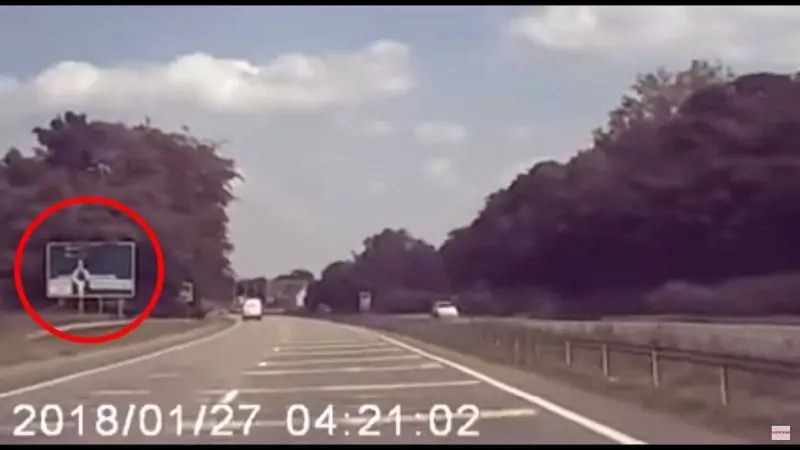 بالفيديو: سيارة تطير في الهواء بعد تحطمها في طريق دائري