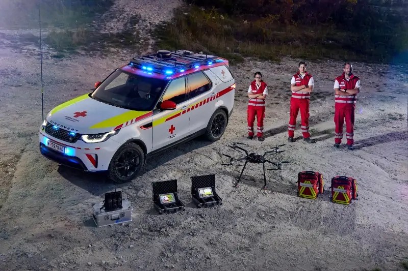 بالفيديو: لاند روفر ديسكفري تتحول إلى سيارة إسعاف متطورة