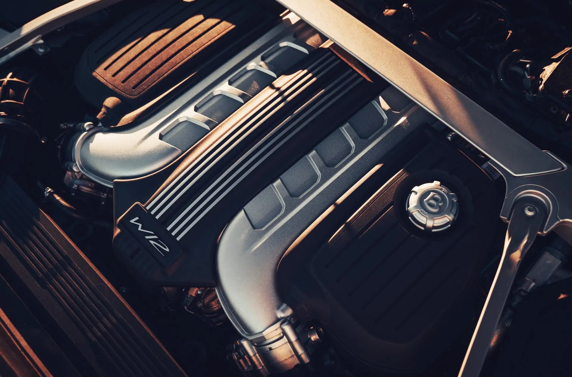 بنتلي تبدأ انتاج وتسليم فلاينج سبير V8 الاصدار الأكثر فخامه  