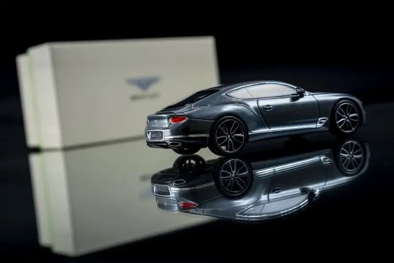 كشفت بنتلي رسمياً عن نموذج مصغر لطرازها كونتيننتال جي تي، والذي يحصل على مظهر السيارات الحقيقية