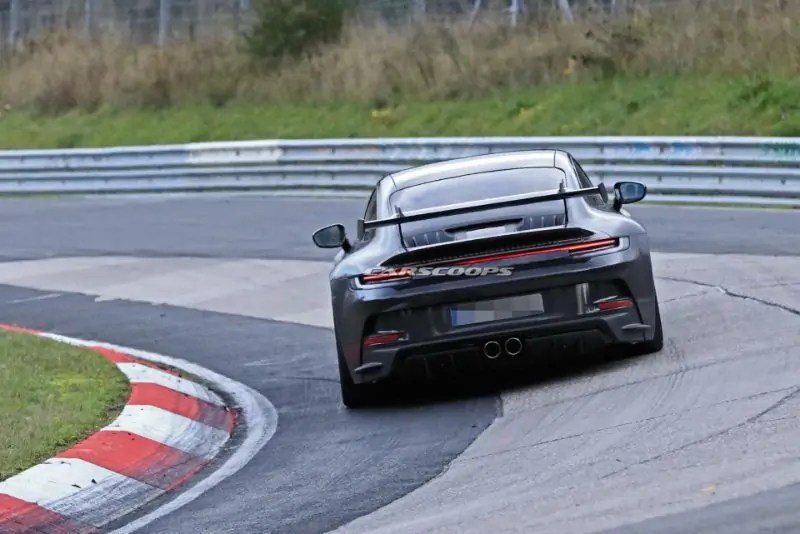 بورشه تختبر سيارتها 911 GT3 موديل 2021 التي تستند إلى الجيل 992 بدون تمويهات