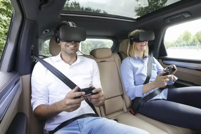 بورشه ترغب في محاربة دوار السفر مع نظام ترفيهي VR!