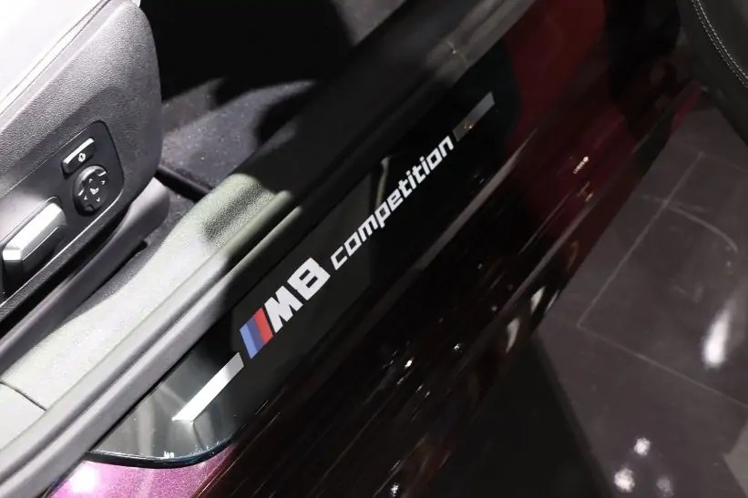 شعار M8 على عتبات أبواب بي إم دبليو M8 جران كوبيه 2020