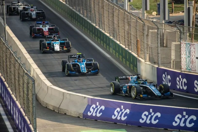 بياستري يقترب من الفوز على فيسكال بسباق F2 الجولة الثانية في جدة