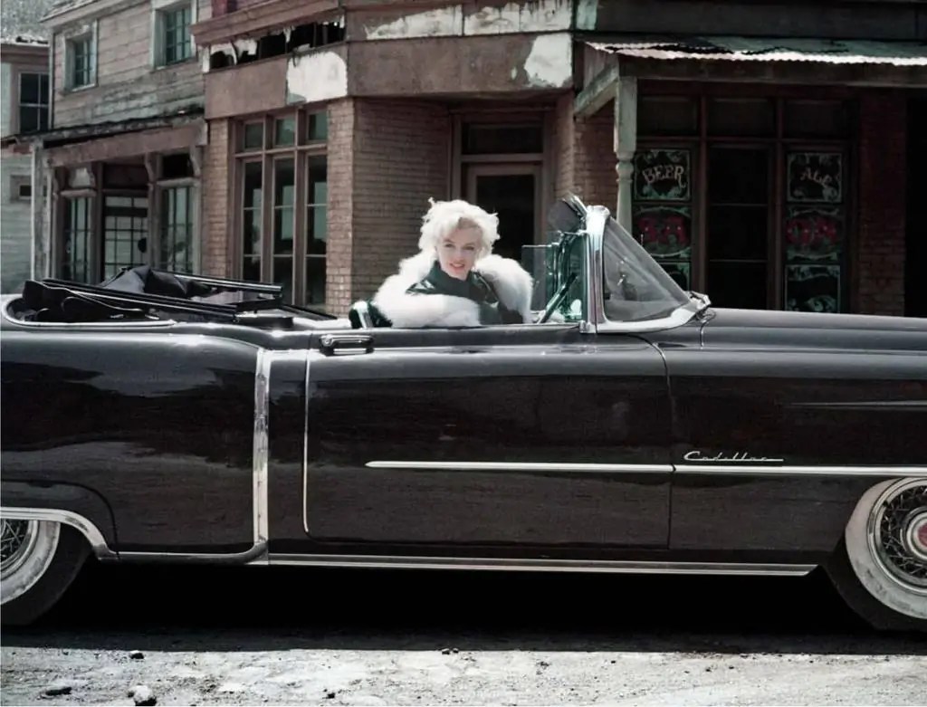 بيع سيارة مارلين مونرو فورد ثندربيرد موديل 1956  ب 490 ألف دولار