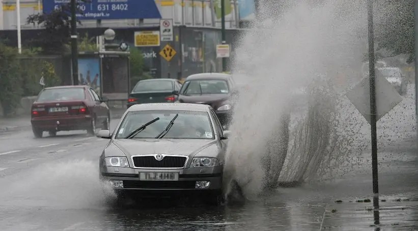  مخاطر القيادة أثناء هطول الأمطار