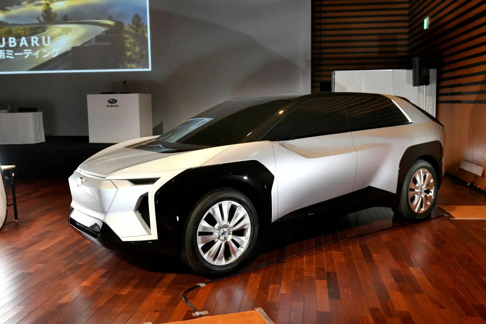 تويوتا تقدم سيارة دفع رباعي كهربائية متوسطة الحجم