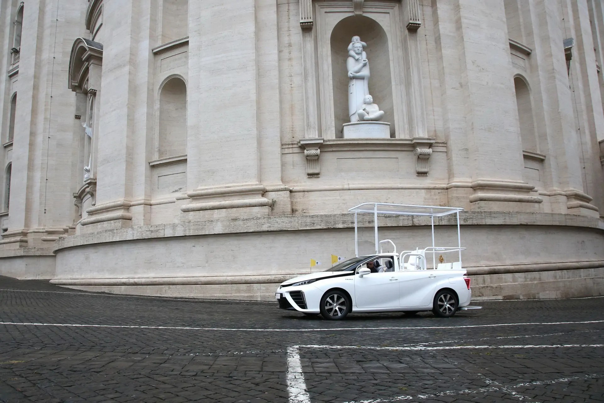 تويوتا ميراي تنضم لأسطول سيارات بابوية الفاتيكان