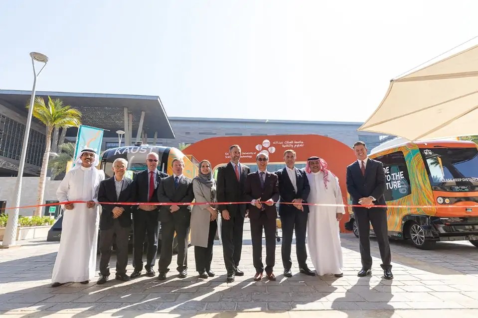 جامعة الملك عبدالله للعلوم والتقنية تطلق أول حافلة ذاتية القيادة في المملكة