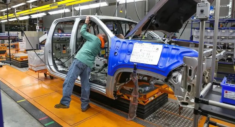 أخرت شركة جنرال موتورز استئناف عمل النوبة الثانية في خطوط تجميع البيك أب في مصانع ولايات ميشيجان وإنديانا والمكسيك