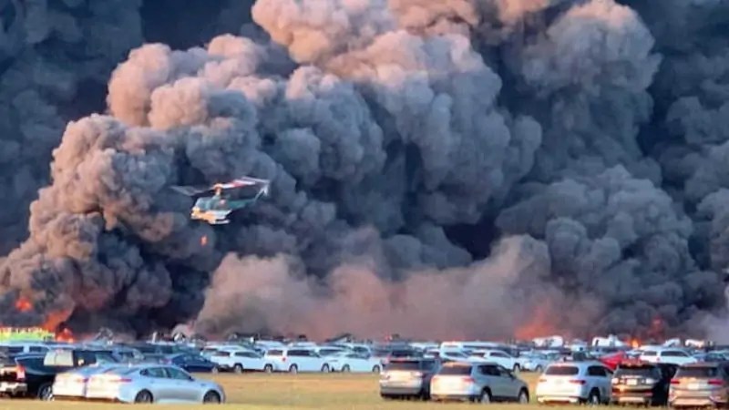 اندلع حريق في ساحة لسيارات الليموزين في مطار جنوب غرب فلوريدا الدولي يوم الجمعة