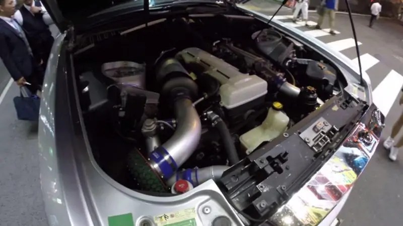 قرر مالك سيارة رولز رويس فانتوم 2008 استبدال محركها V12 سعة 6.75 لتر بمحرك تويوتا 2JZ-GTE 