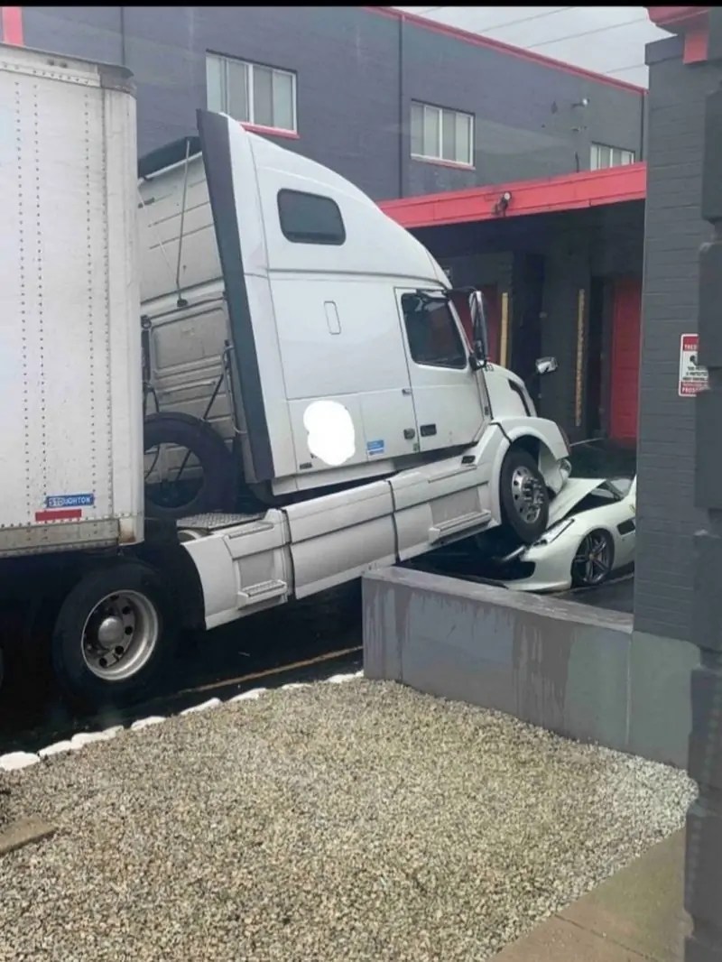 قام سائق شاحنة غاضب في شيكاغو بالولايات المتحدة الأمريكية بقيادة شاحنته وسحق سيارة رئيسه الـ فيراري