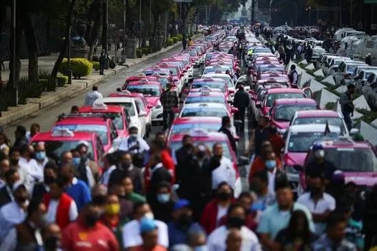سائقو الأجرة يتظاهرون ضد تطبيقات السيارات في المكسيك
