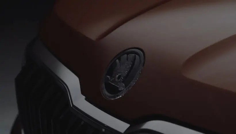 شعار سكودا على مقدمة سيارة سكودا الاختبارية Vision IN 