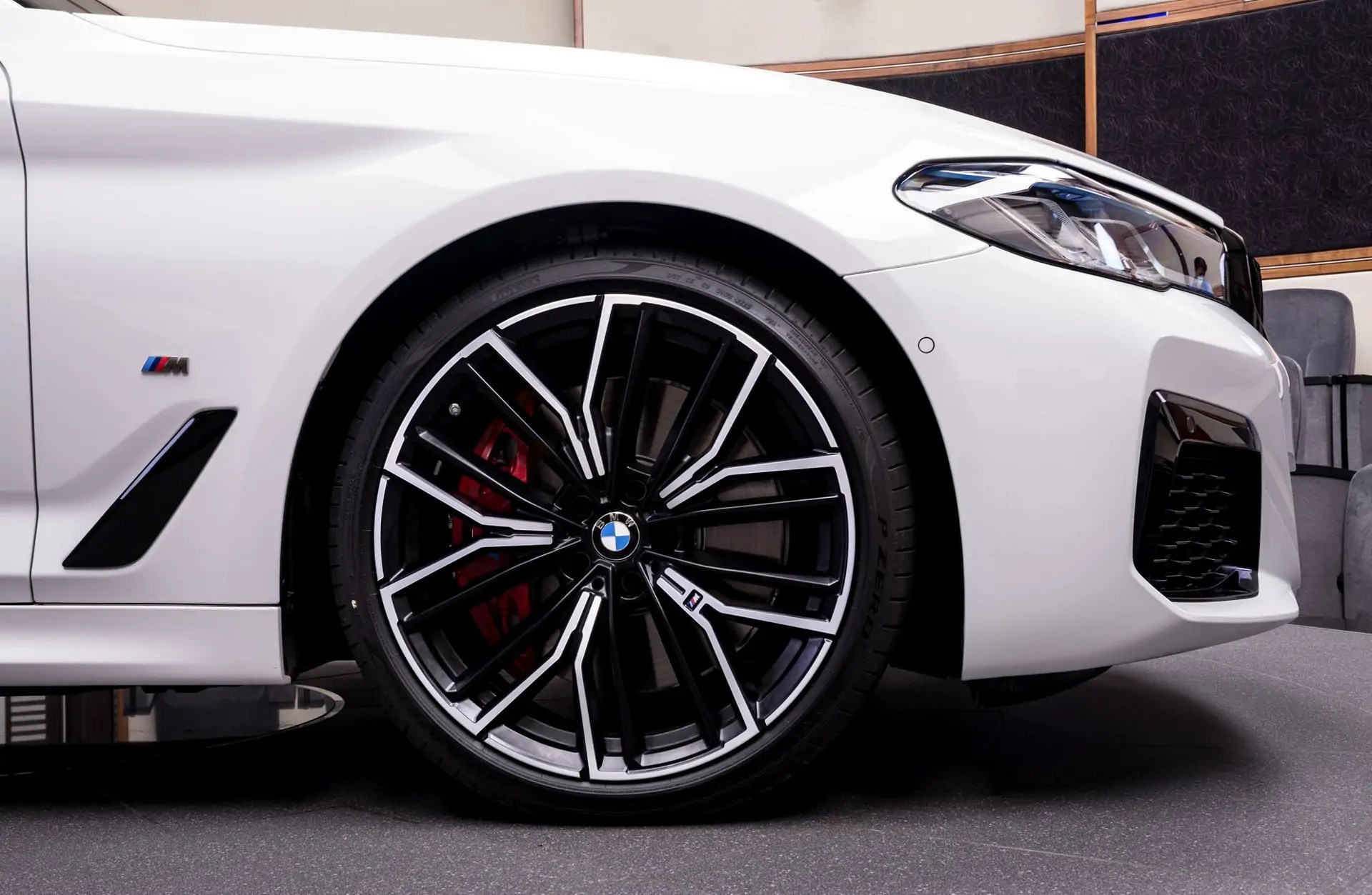 سيارة  BMW M550i  بتجهيزات عالية المستوى وبسعر 79 ألف دولار