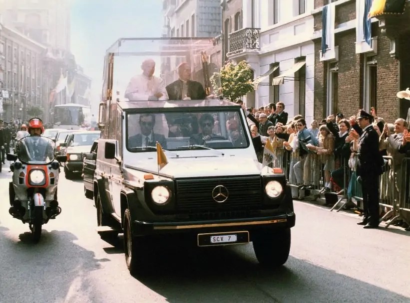 سيارة بابا الفاتيكان يوحنا بولس الثاني خلال زيارته الأولى لألمانيا في عام 1980