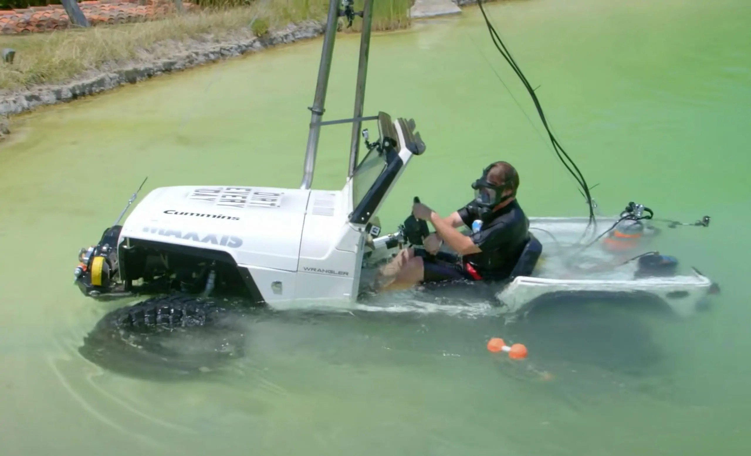 تجربة قناة موتور تريند لقيادة جيب تحت الماء