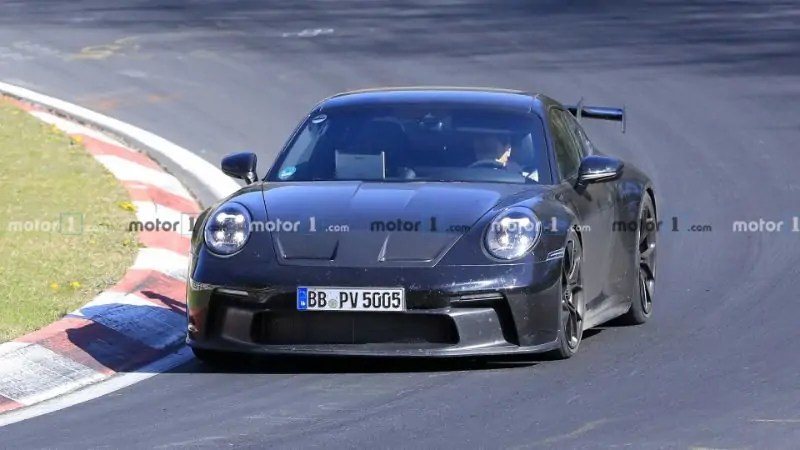  التقطت العدسات التجسسية سيارة بورشه 911 GT3 من الجيل 992 أثناء خضوعها لاختبارات