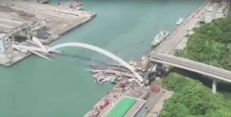 شاهد جسر تايوان القوسي ينهار مخلفاً قتلى وجرحى وحريق هائل