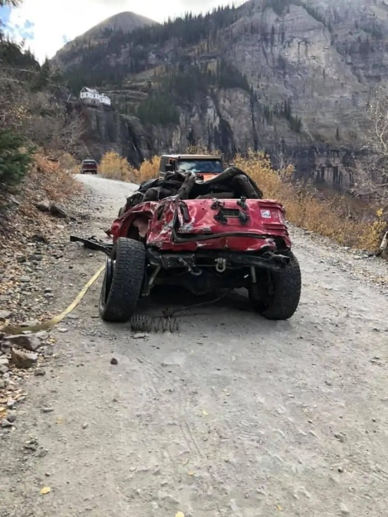 دُمرت جيب رانجلر تماماً بعد تعرضها لحادث قوي على طريق كولورادو