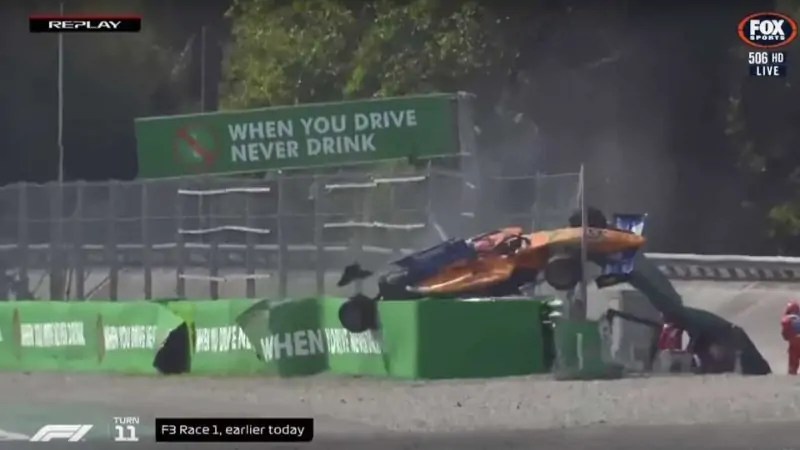 شاهد سيارة سباقات فورمولا 3 تطير حرفياً في الهواء