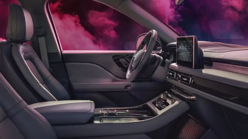 شاهد ماثيو ماكونهي يقود سيارة لينكولن أفياتور 2020 وسط غيوم ملونة