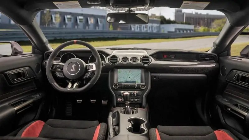 تعد سيارة موستنج شيلبي GT350R سيارة مخيفة بشكل كبير وها هي نسختها القياسية تنافس نسخة بتعديل هينيسي
