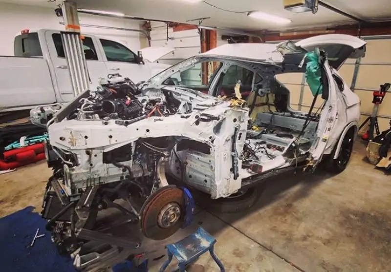 شرع أحد الأشخاص في سبوكين بواشنطن، في تنفيذ مشروع طموح لمحاولة إصلاح سيارة بي ام دبليو X6 M موديل 2019