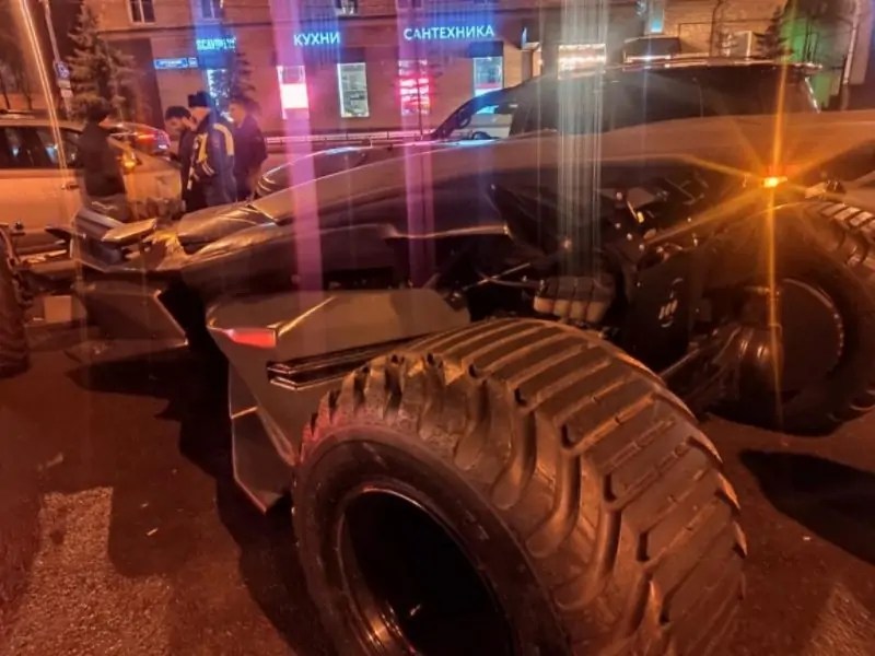 أوقفت الشرطة الروسية في وقت متأخر من الليل نسخة طبق الأصل من باتموبيل في شوارع موسكو