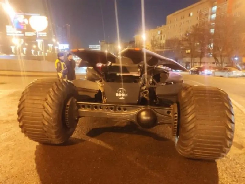 أوقفت الشرطة الروسية في وقت متأخر من الليل نسخة طبق الأصل من باتموبيل في شوارع موسكو