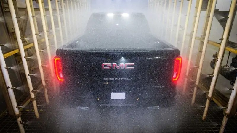 صندوق سيارة GMC سييرا الخلفي من ألياف الكربون يخضع لاختبارات عديدة