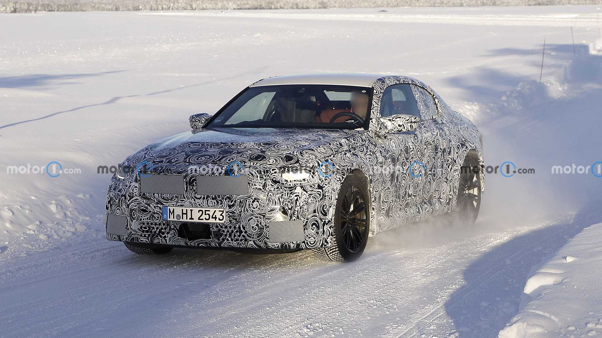 ضبط  BMW M2 2023 الكوبيه تحت الاختبار في ظروف ثلجية بشمال اوروبا 