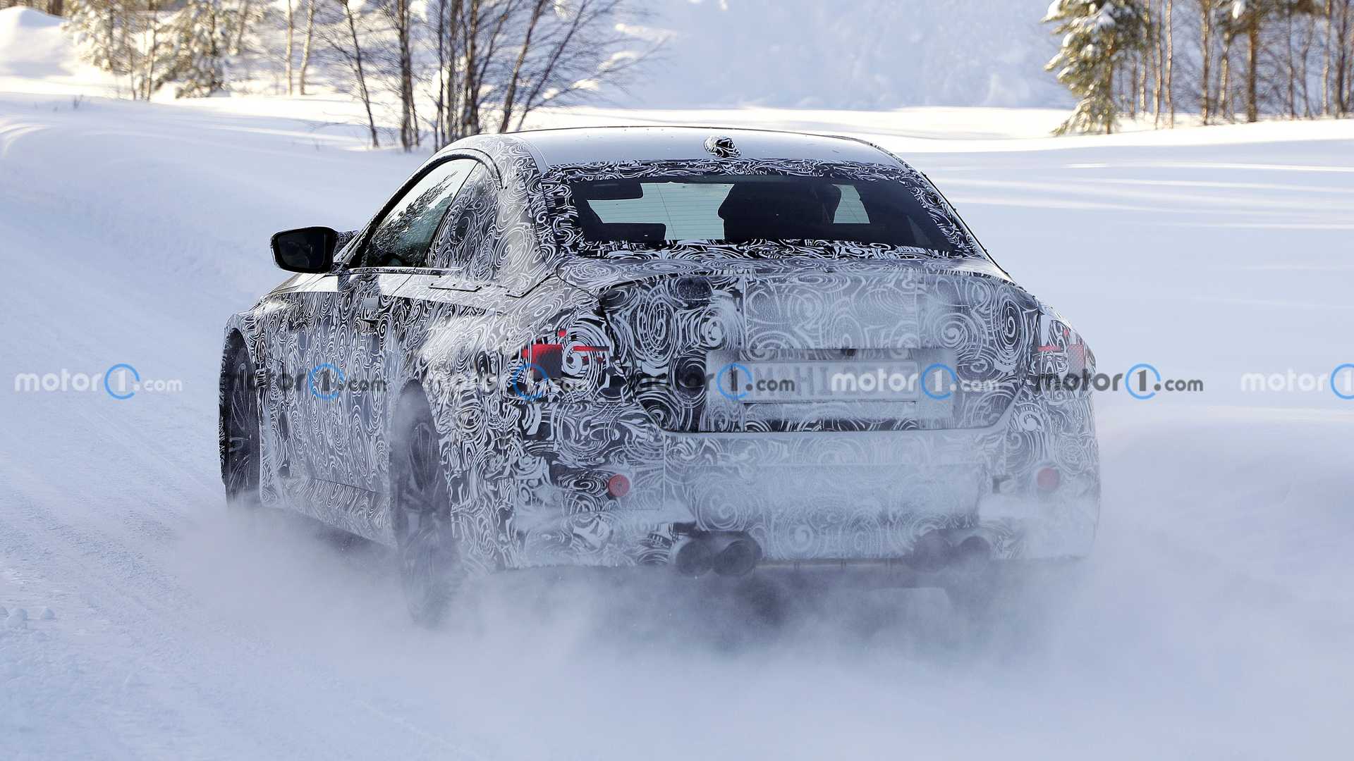 ضبط  BMW M2 2023 الكوبيه تحت الاختبار في ظروف ثلجية بشمال اوروبا 