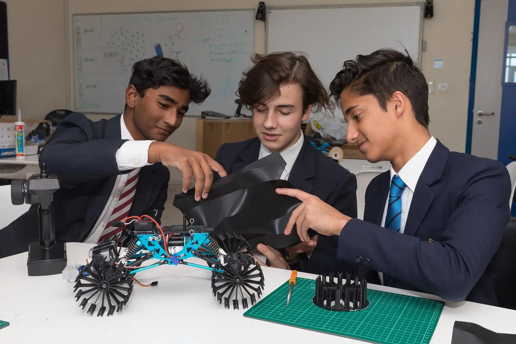 طلاب مدرسة ريبتون دبي يمثلون الامارات في نهائيات تحدي لاندروفر 4x4 التكنولوجي