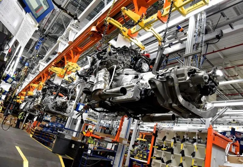 أعلنت شركات فورد وفيات كرايسلر وجنرال موتورز عن خطط لتعليق الإنتاج في أمريكا الشمالية