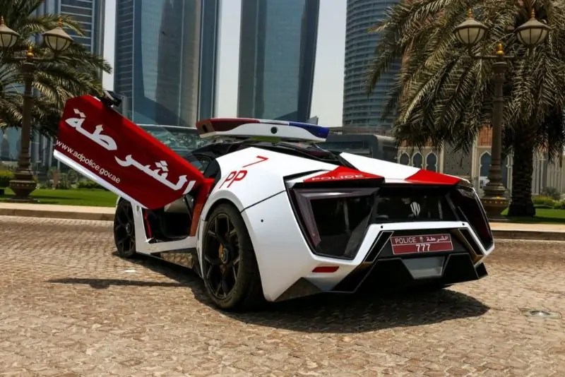 قسم شرطة أبو ظبي يستقبل سيارة خارقة أخرى تعرف عليها