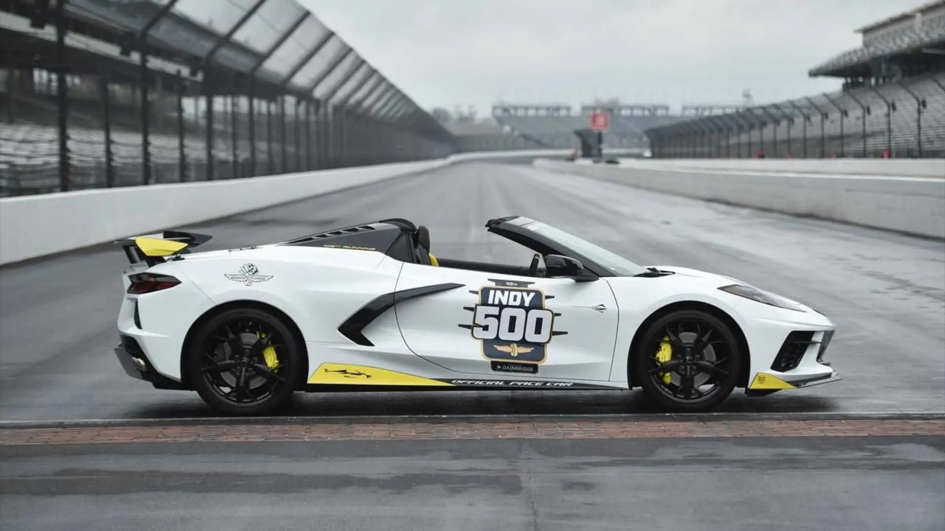 كورفيت ستينغراي 2021 تتصدر سباق إنديانابوليس 500
