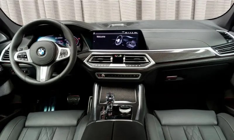 BMW X6 M50i موديل 2020 تحصل على طلاء خارجي أزرق معدني مشرق