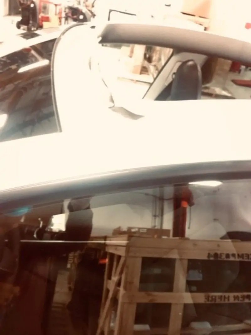  أحد مالكي سيارة تيسلا موديل Y قال أن سقف سيارته الجديدة قد طار وانفصل تماماً 
