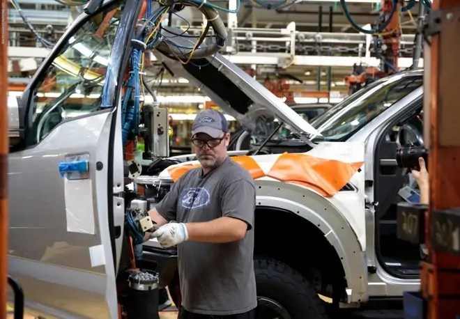 مصانع GM وفورد وفيات كرايسلر تستأنف عملها تحت شعار أكون أو لا أكون 