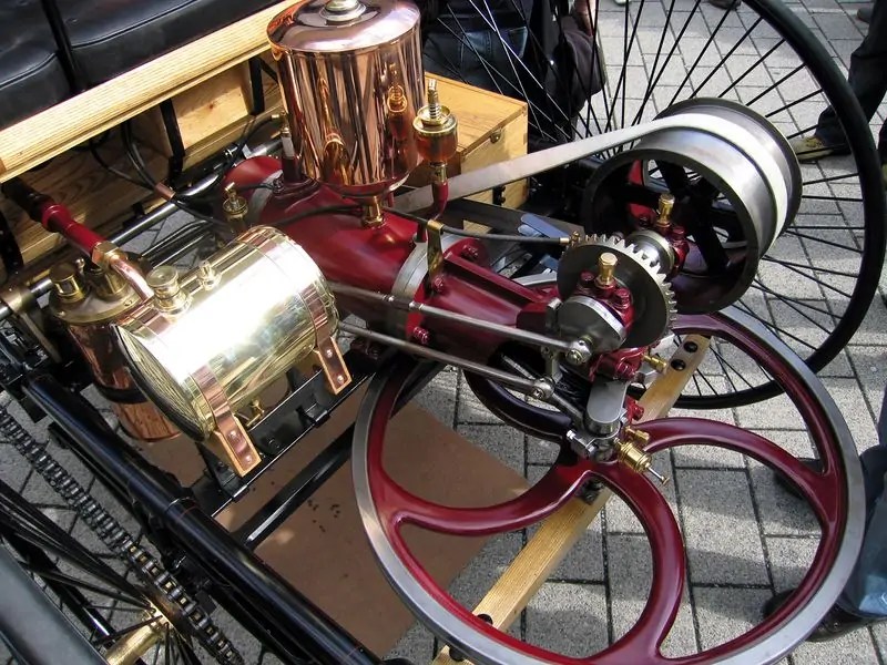 من 134 عاما اخترع كارل بنز أو سيارة بمحرك بنزين لتبدأ أسطورة مرسيدس