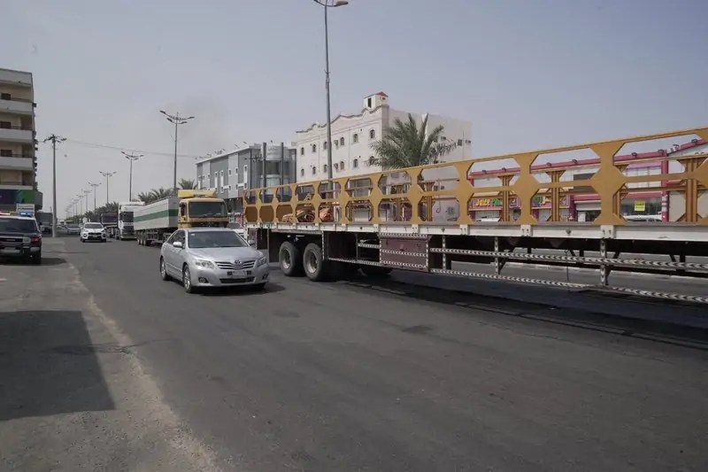 نائب أمير منطقة مكة المكرمة يقف ميدانيا على مشكلة شاحنات الجموم