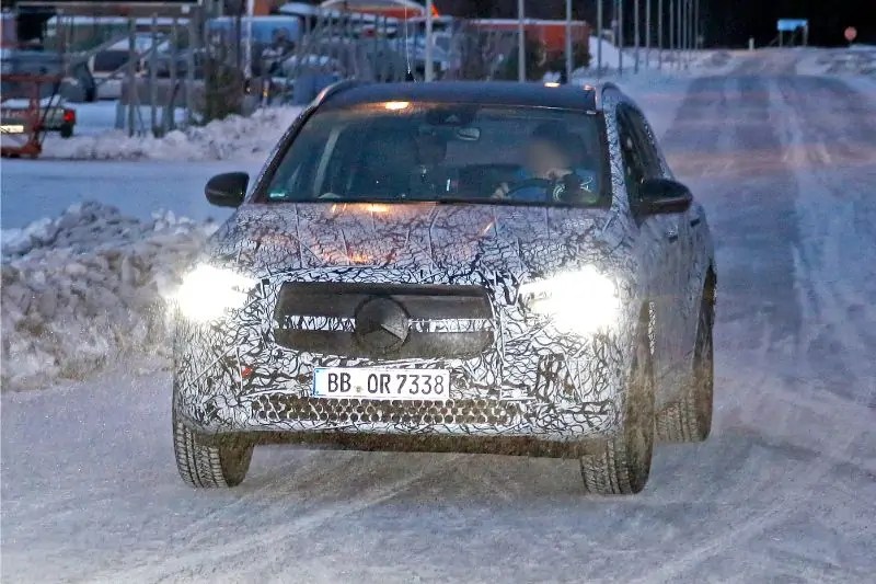 تم رصد  سيارة مرسيدس بنز الـ SUV من طراز EQ A أثناء تأدية بعض اختبارات المناخ البارد في إحدى الدول الاسكندنافية