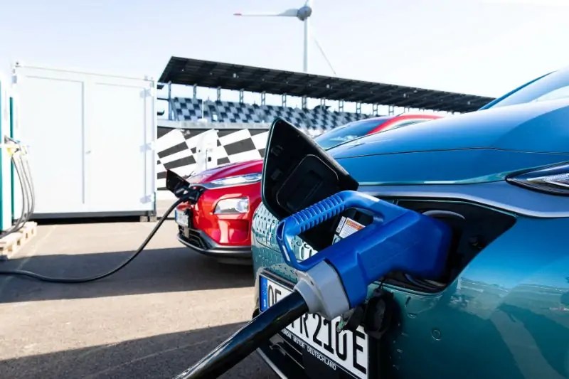 سجلت هيونداي رقماً قياسياً جديداً في نطاق السيارات الكهربائية بالكامل مع ثلاثة سيارات كونا كهربائية بالكامل