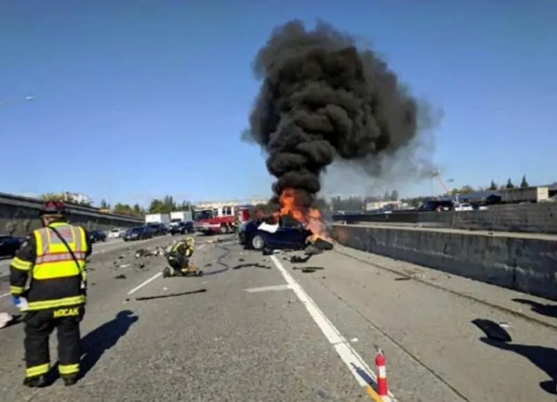 توفى مهندس من شركة آبل عندما تعرض لحادث قوي حيث اصطدمت سيارته من طراز تيسلا موديل X 