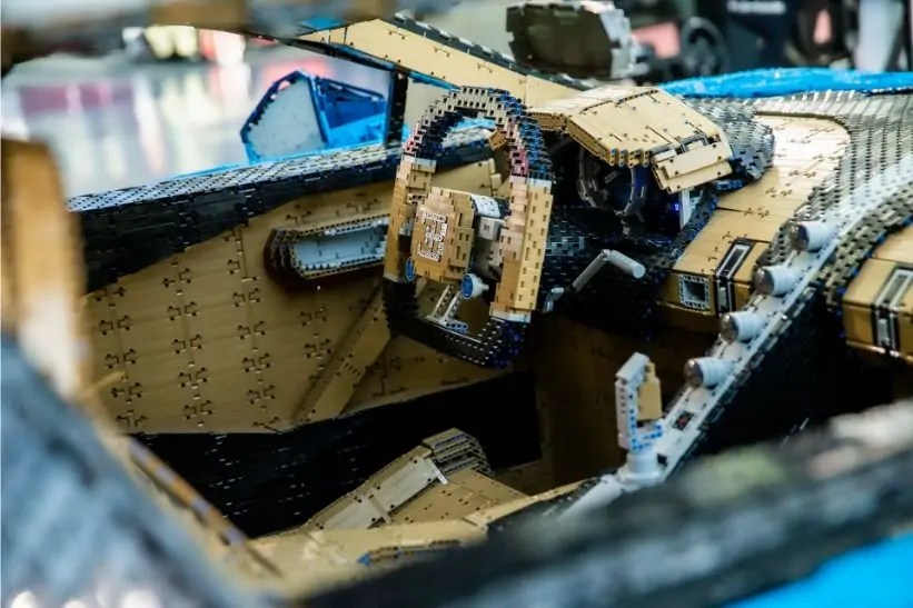 التصميم الداخلي لسيارة LEGO بوجاتي شيرون