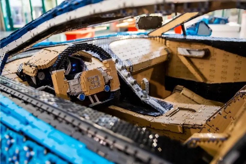 المقصورة الداخلية لسيارة LEGO بوجاتي شيرون