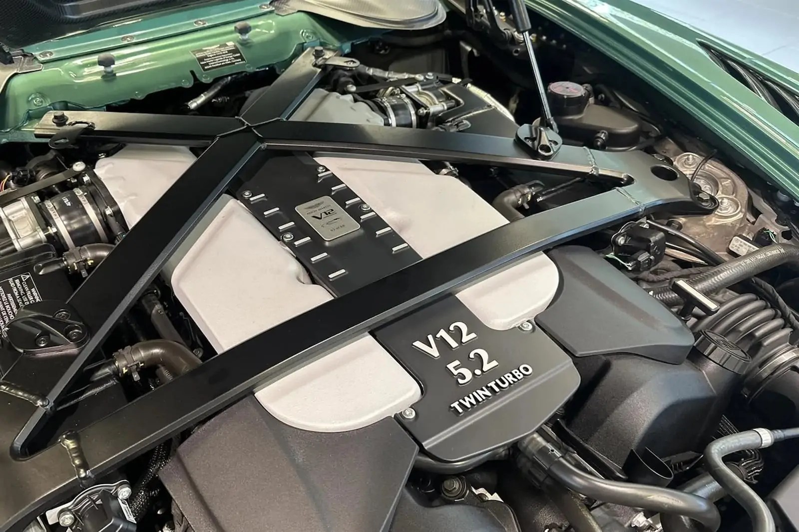 محرك V12 مزدوج التوربو الجبار 
