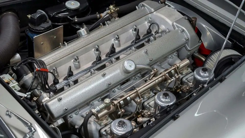 محرك سيارة أستون مارتن كلاسيكية